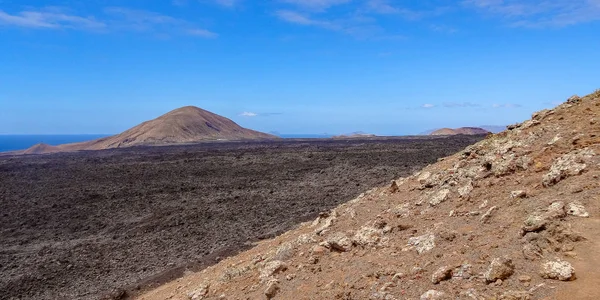 Парк Timinfaya це дивовижне вулканічне місце на острові Лансароте, Canarias справі про. — стокове фото