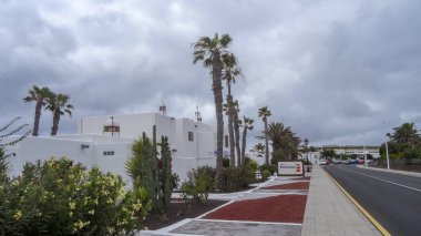 Playa Blanca, Lanzarote'nin kuzeyinde, Montana Roja yanardağının yakınında popüler bir tesistir..