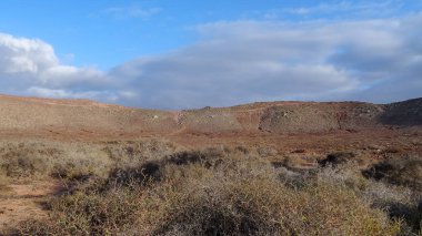 Playa Blanca, Lanzarote'nin kuzeyinde, Montana Roja yanardağının yakınında popüler bir tesistir..