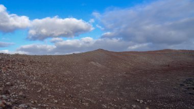 Playa Blanca, Lanzarote'nin kuzeyinde, Montana Roja yanardağının yakınında popüler bir tesistir..