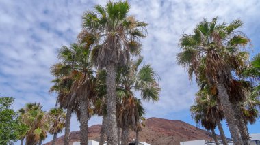 Playa Blanca, Lanzarote'nin kuzeyinde, Montana Roja yanardağının yakınında popüler bir tesistir..