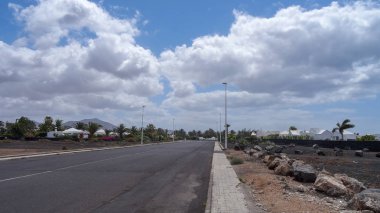 Playa Blanca, Lanzarote'nin kuzeyinde, Montana Roja yanardağının yakınında popüler bir tesistir..