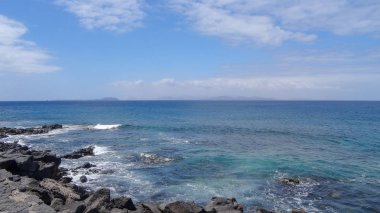 Playa Blanca, Lanzarote'nin kuzeyinde, Montana Roja yanardağının yakınında popüler bir tesistir..