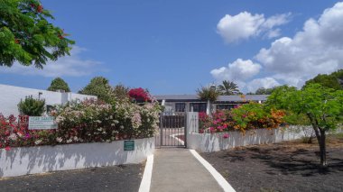 Playa Blanca, Lanzarote'nin kuzeyinde, Montana Roja yanardağının yakınında popüler bir tesistir..