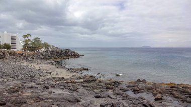 Playa Blanca, Lanzarote'nin kuzeyinde, Montana Roja yanardağının yakınında popüler bir tesistir..