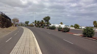 Playa Blanca, Lanzarote'nin kuzeyinde, Montana Roja yanardağının yakınında popüler bir tesistir..