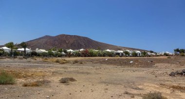 Playa Blanca, Lanzarote'nin kuzeyinde, Montana Roja yanardağının yakınında popüler bir tesistir..