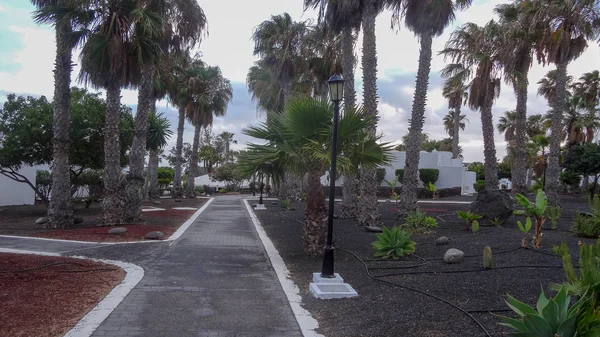 Playa Blanca é um resort popular no norte de Lanzarote, perto do vulcão Montana Roja . — Fotografia de Stock