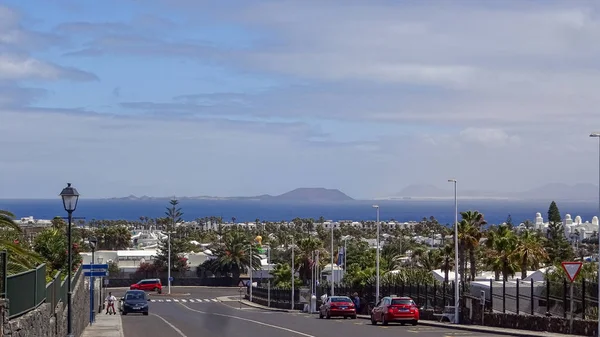 Playa Blanca är en populär utväg på norra Lanzarote, nära Montana Roja Volcano. — Stockfoto