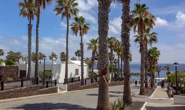 Playa Blanca es un popular complejo en el norte de Lanzarote, cerca del volcán Montana Roja . — Foto de Stock