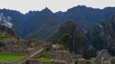 Peru'daki Machu Picchu dünyanın mucizelerinden biri.