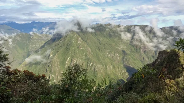 Machu Picchu en Perú es uno de los milagros del mundo — Foto de Stock