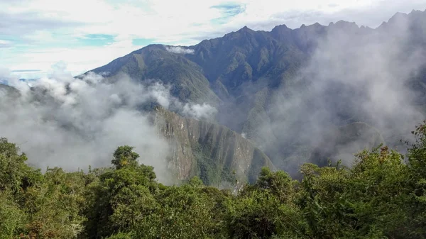 Machu Picchu en Perú es uno de los milagros del mundo — Foto de Stock