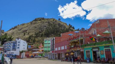 Bolivya'da Titicaca gölü ve Copacabana şehri