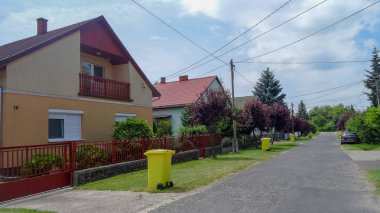 Balatonboglar, Balaton Gölü kıyısında küçük bir tatil köyü.