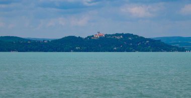 Zamardi, Balaton Gölü kıyısında küçük bir tatil köyü.