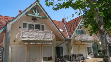 Zamardi, Balaton Gölü kıyısında küçük bir tatil köyü.