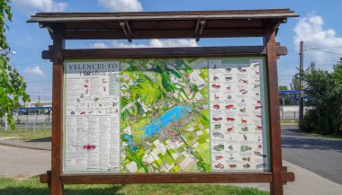 Gardony Velence Gölü kıyısında küçük bir tatil köyü.