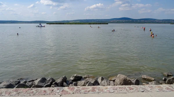 Gardony es un pequeño complejo en la orilla del lago Velence —  Fotos de Stock