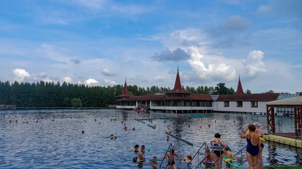 Heviz Gölü, Macaristan 'ın batısında inanılmaz bir tatil beldesi.