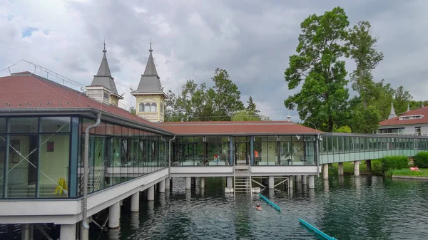 Heviz Gölü, Macaristan 'ın batısında inanılmaz bir tatil beldesi.