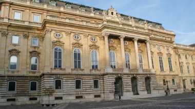 Budapeşte Macaristan 'ın başkentidir, güzel bir şehir.