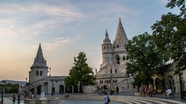 Budapeşte Macaristan 'ın başkentidir, güzel bir şehir.