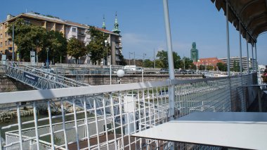 Budapeşte Macaristan 'ın başkentidir, güzel bir şehir.