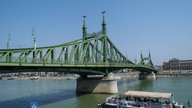 Budapeşte Macaristan 'ın başkentidir, güzel bir şehir.