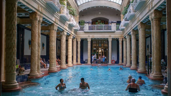 Budapeşte 'de Gellert termal banyosu dinlenmek için iyi bir yerdir.