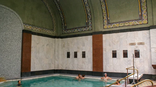 Gellert termální lázně v Budapešti je dobrým místem pro odpočinek — Stock fotografie