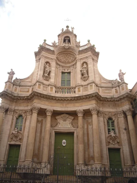 Catania es una hermosa ciudad en Sicilia isla, Italia — Foto de Stock