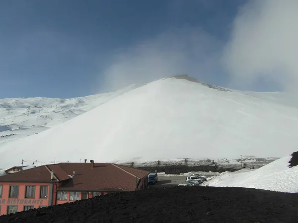 Famoso volcán Etna en la isla de Sicilia — Foto de Stock