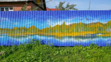 Rusya 'nın Chelyabinsk bölgesinde dinlenmek için harika bir yer. Eski ve yeni evleri, hayvanları ve güzel tarlaları olan Turgoyak köyü..