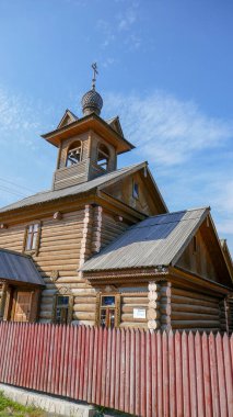Rusya 'nın Chelyabinsk bölgesinde dinlenmek için harika bir yer. Eski ve yeni evleri, hayvanları ve güzel tarlaları olan Turgoyak köyü..