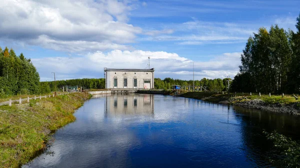 Karelia, Kuzey Rusya 'da çok güzel bir cumhuriyettir. Şelalesi ve eski bir yanardağı olan Girvas Milli Parkı.