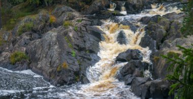 Ruskeala Şelalesi. Kuzey Rusya 'da, Karelia Cumhuriyeti' nde harika bir doğal park. Sortavala 'dan çok uzak değil..
