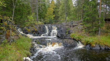Ruskeala Şelalesi. Kuzey Rusya 'da, Karelia Cumhuriyeti' nde harika bir doğal park. Sortavala 'dan çok uzak değil..