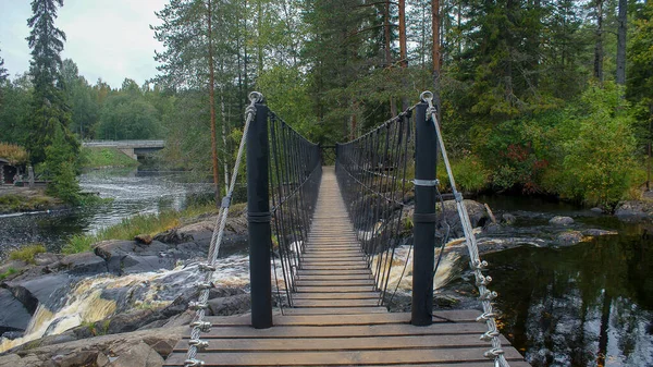 Ruskeala Şelalesi. Kuzey Rusya 'da, Karelia Cumhuriyeti' nde harika bir doğal park. Sortavala 'dan çok uzak değil..