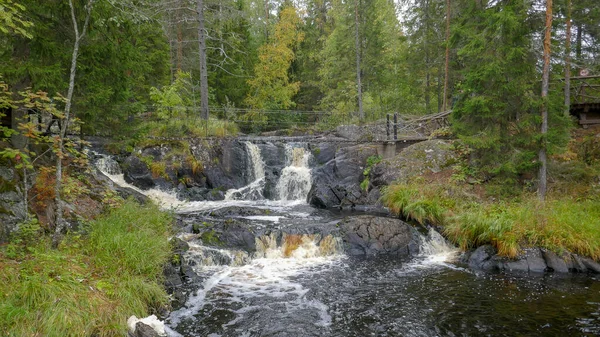 Ruskeala Şelalesi. Kuzey Rusya 'da, Karelia Cumhuriyeti' nde harika bir doğal park. Sortavala 'dan çok uzak değil..