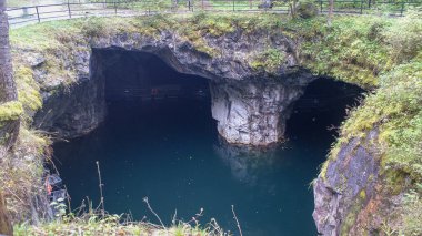 Rus kuzeyi. Kanyonu su basmış. Ruskeala Parkı. Gorta, antik destansı kalevala, manzara