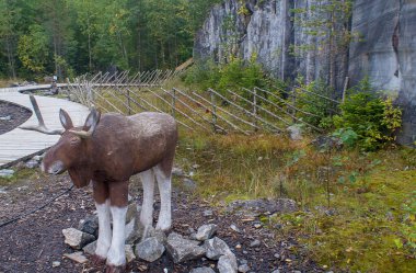 Rus kuzeyi. Kanyonu su basmış. Ruskeala Parkı. Gorta, antik destansı kalevala, manzara