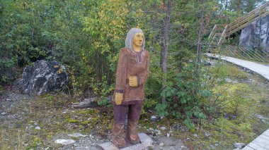 Rus kuzeyi. Kanyonu su basmış. Ruskeala Parkı. Gorta, antik destansı kalevala, manzara