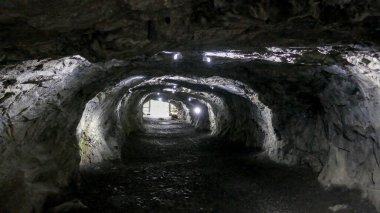 Rus kuzeyi. Kanyonu su basmış. Ruskeala Parkı. Gorta, antik destansı kalevala, manzara
