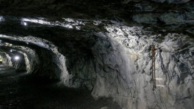 Rus kuzeyi. Kanyonu su basmış. Ruskeala Parkı. Gorta, antik destansı kalevala, manzara