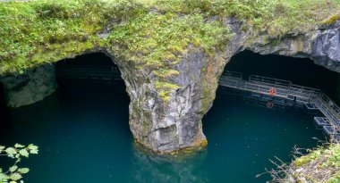 Rus kuzeyi. Kanyonu su basmış. Ruskeala Parkı. Gorta, antik destansı kalevala, manzara