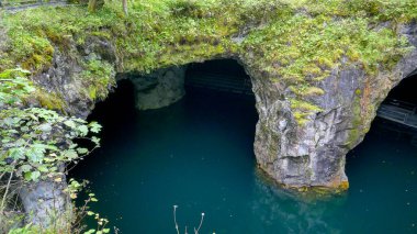 Rus kuzeyi. Kanyonu su basmış. Ruskeala Parkı. Gorta, antik destansı kalevala, manzara
