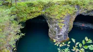 Rus kuzeyi. Kanyonu su basmış. Ruskeala Parkı. Gorta, antik destansı kalevala, manzara