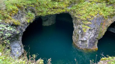 Rus kuzeyi. Kanyonu su basmış. Ruskeala Parkı. Gorta, antik destansı kalevala, manzara