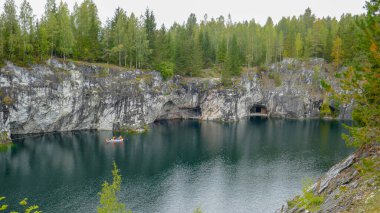 Rus kuzeyi. Kanyonu su basmış. Ruskeala Parkı. Gorta, antik destansı kalevala, manzara